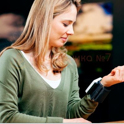 Тонометр Microlife BP W 3 Comfort на запястье, манжета 13,5-23 см в использовании